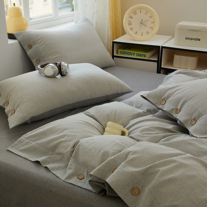 91家纺网 家纺一手货源 找家纺 梦依依 2026新款A类全棉色织水洗棉纯棉格子钮扣款四件套学生宿舍三件套 灰细条