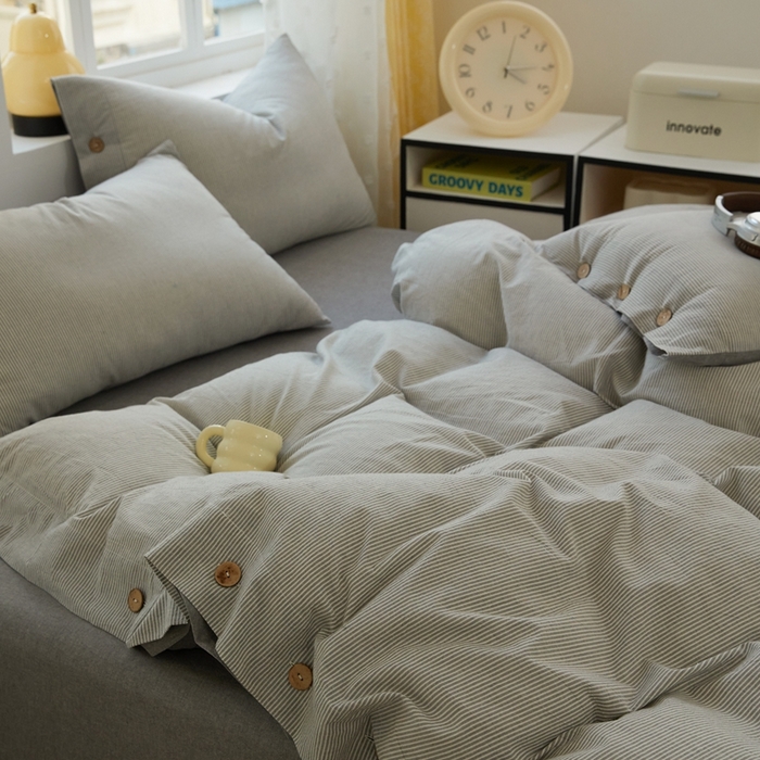 91家纺网 家纺一手货源 找家纺 梦依依 2026新款A类全棉色织水洗棉纯棉格子钮扣款四件套学生宿舍三件套 灰细条