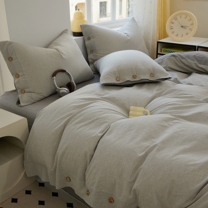 91家纺网 家纺一手货源 找家纺 梦依依 2026新款A类全棉色织水洗棉纯棉格子钮扣款四件套学生宿舍三件套 灰细条