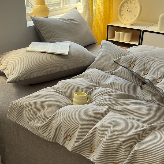 91家纺网 家纺一手货源 找家纺 梦依依 2026新款A类全棉色织水洗棉纯棉格子钮扣款四件套学生宿舍三件套 灰细条