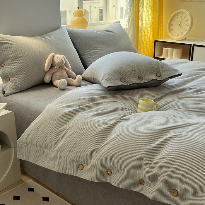 91家纺网 家纺一手货源 找家纺 梦依依 2026新款A类全棉色织水洗棉纯棉格子钮扣款四件套学生宿舍三件套 灰细条