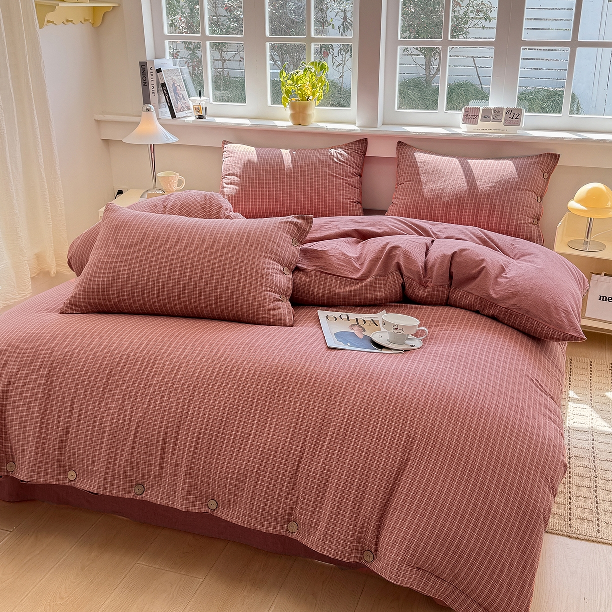 91家纺网 家纺一手货源 找家纺 梦依依 2026新款A类全棉色织水洗棉纯棉格子钮扣款四件套学生宿舍三件套 晚晴红