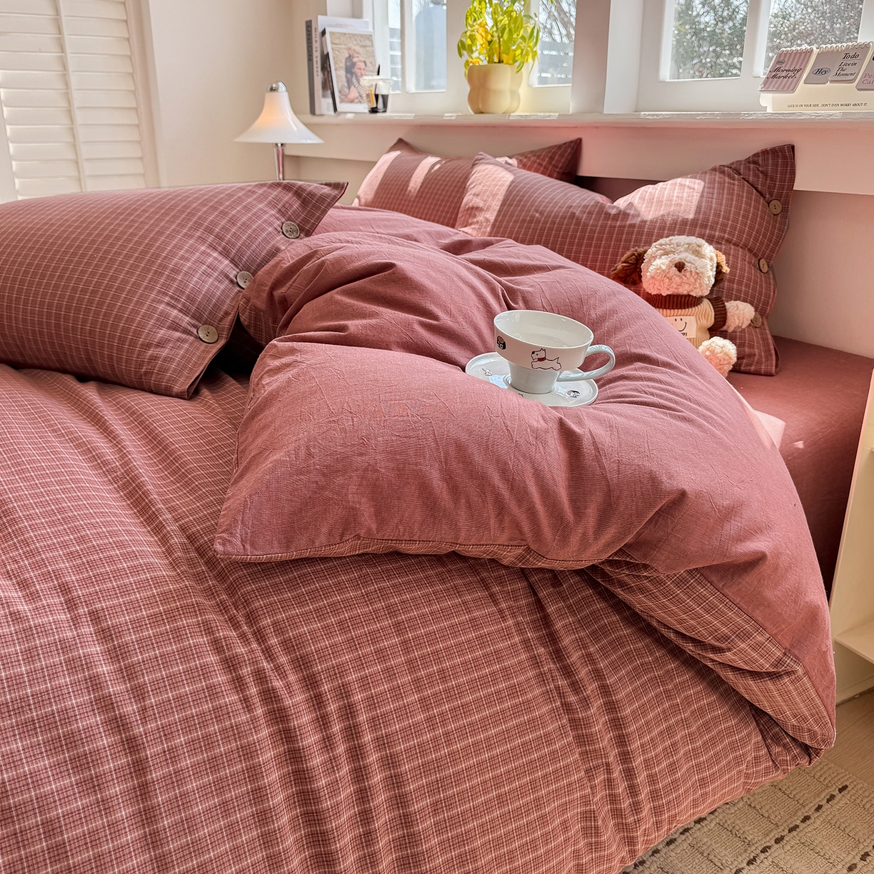 91家纺网 家纺一手货源 找家纺 梦依依 2026新款A类全棉色织水洗棉纯棉格子钮扣款四件套学生宿舍三件套 晚晴红