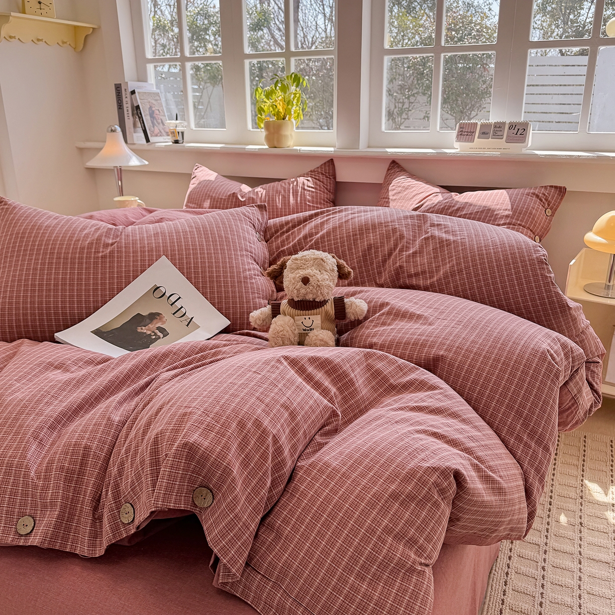 91家纺网 家纺一手货源 找家纺 梦依依 2026新款A类全棉色织水洗棉纯棉格子钮扣款四件套学生宿舍三件套 晚晴红