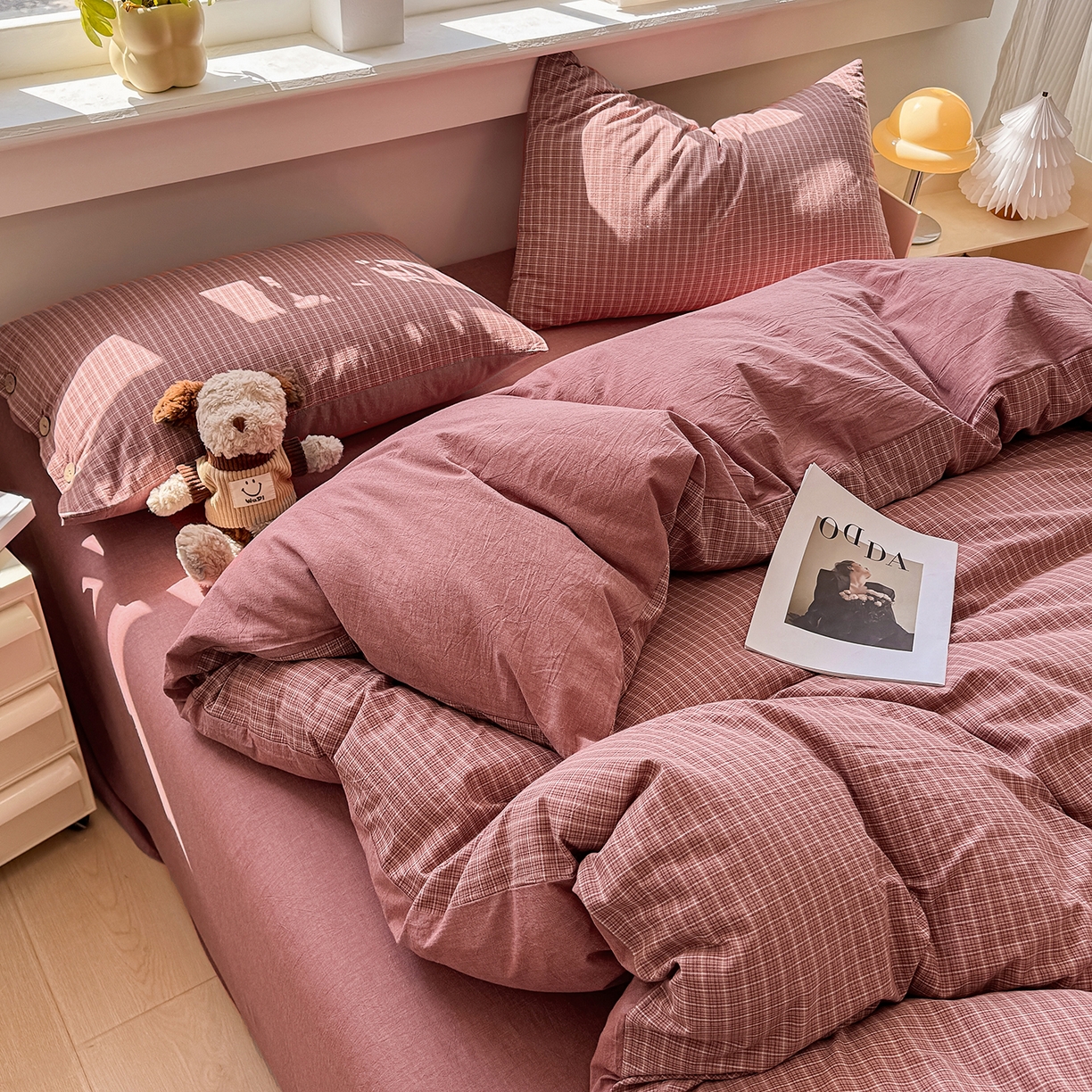 91家纺网 家纺一手货源 找家纺 梦依依 2026新款A类全棉色织水洗棉纯棉格子钮扣款四件套学生宿舍三件套 晚晴红