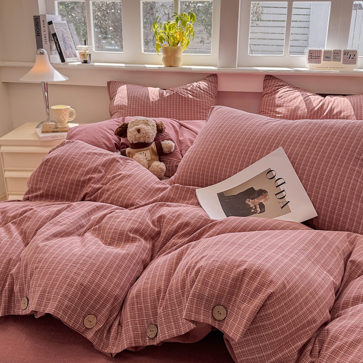 91家纺网 家纺一手货源 找家纺 梦依依 2026新款A类全棉色织水洗棉纯棉格子钮扣款四件套学生宿舍三件套 晚晴红