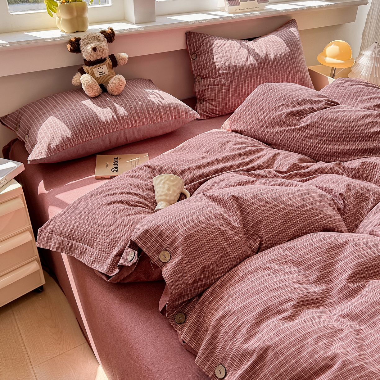 91家纺网 家纺一手货源 找家纺 梦依依 2026新款A类全棉色织水洗棉纯棉格子钮扣款四件套学生宿舍三件套 晚晴红