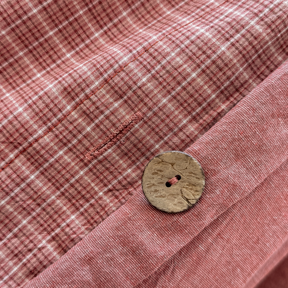 91家纺网 家纺一手货源 找家纺 梦依依 2026新款A类全棉色织水洗棉纯棉格子钮扣款四件套学生宿舍三件套 晚晴红