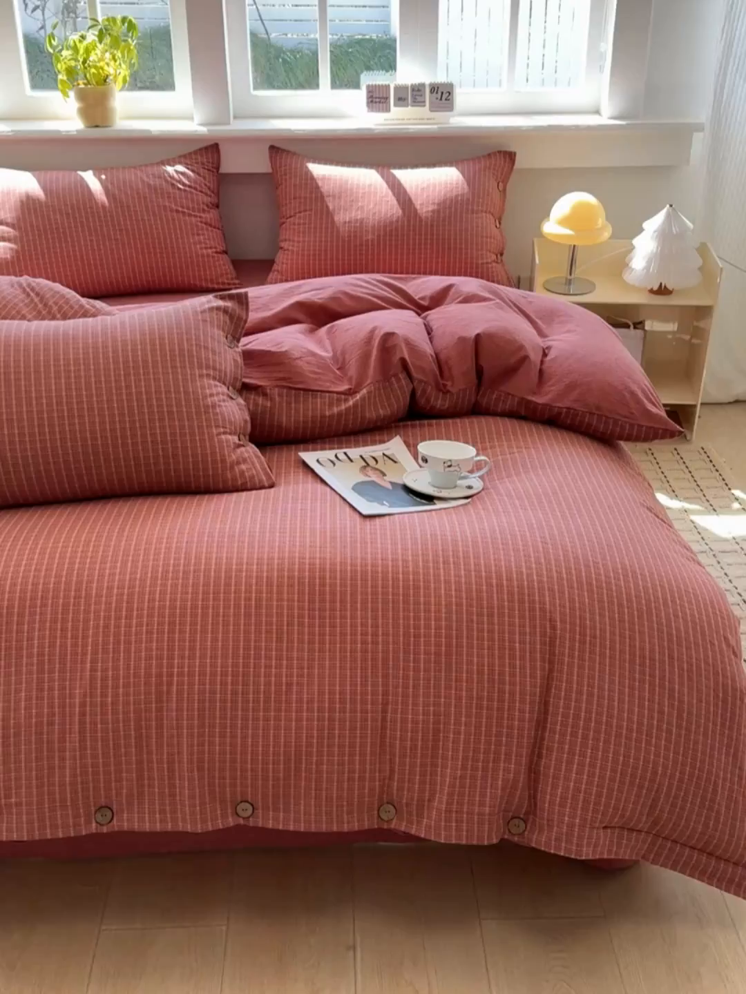 91家纺网 家纺一手货源 找家纺 梦依依 2026新款A类全棉色织水洗棉纯棉格子钮扣款四件套学生宿舍三件套 晚晴红