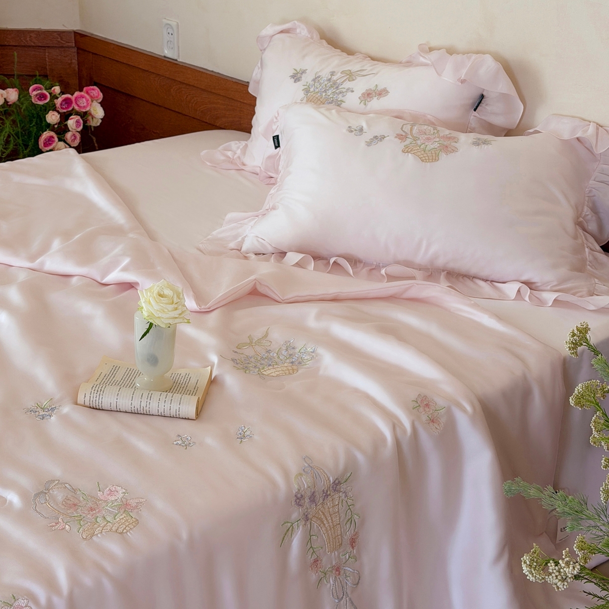 91家纺网 家纺一手货源 找家纺 鹿班家居 2026新款60S兰精天丝刺绣夏被系列-花姿（标准会员-20元） 藕丝粉