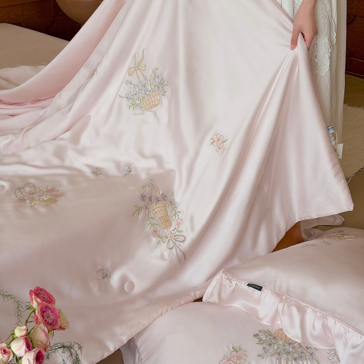 91家纺网 家纺一手货源 找家纺 鹿班家居 2026春夏新款60S兰精天丝刺绣夏被夏凉被空调被系列-夏花（标准会员-20元） 夏花-粉色