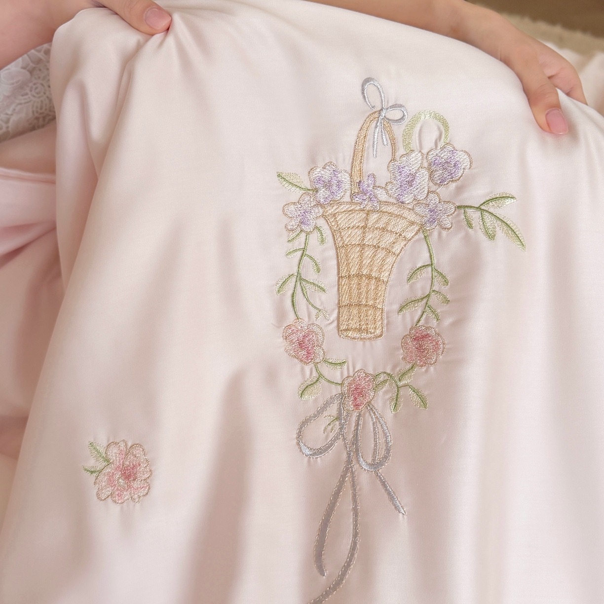 91家纺网 家纺一手货源 找家纺 鹿班家居 2026春夏新款60S兰精天丝刺绣夏被夏凉被空调被系列-夏花（标准会员-20元） 夏花-粉色