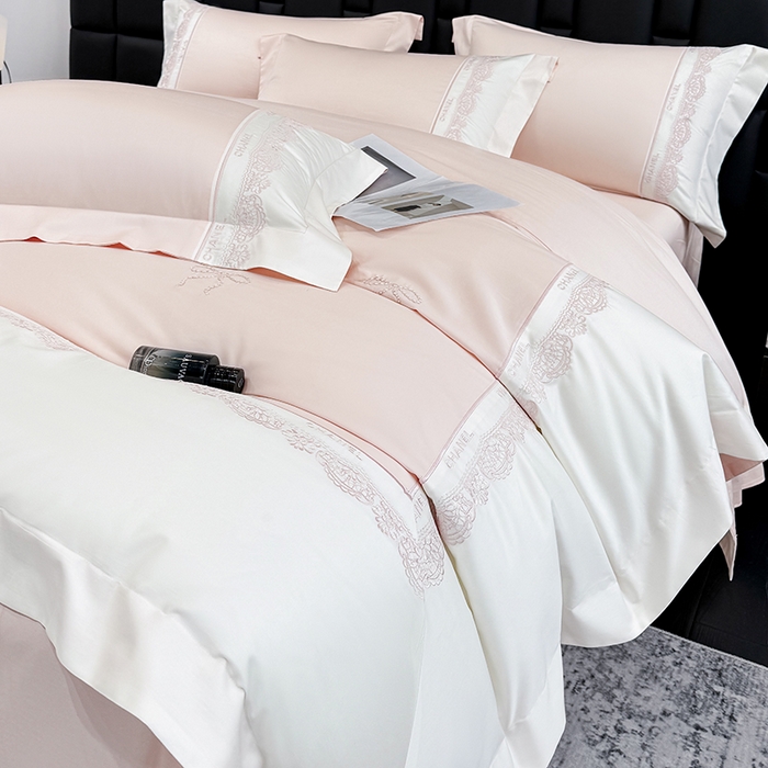 91家纺网 家纺一手货源 找家纺 丞音家纺 2026新款A类少女公主风双股100支贡缎长绒棉四件套刺绣被套绣花床笠高档礼盒装 露熙-冰莓粉