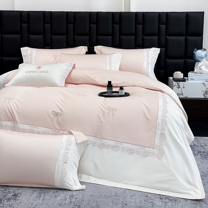 91家纺网 家纺一手货源 找家纺 丞音家纺 2026新款A类少女公主风双股100支贡缎长绒棉四件套刺绣被套绣花床笠高档礼盒装 露熙-冰莓粉