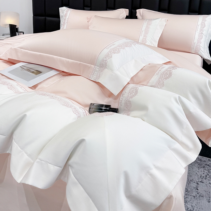 91家纺网 家纺一手货源 找家纺 丞音家纺 2026新款A类少女公主风双股100支贡缎长绒棉四件套刺绣被套绣花床笠高档礼盒装 露熙-冰莓粉