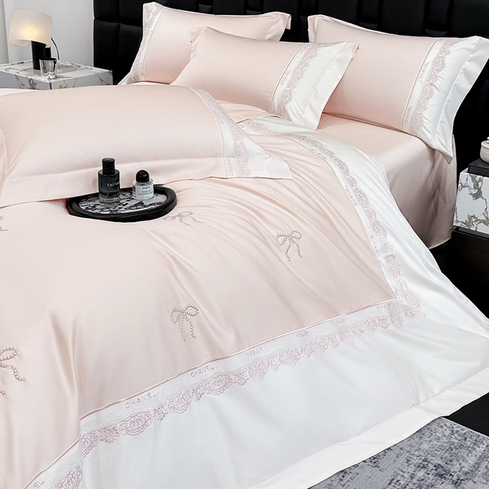 91家纺网 家纺一手货源 找家纺 丞音家纺 2026新款A类少女公主风双股100支贡缎长绒棉四件套刺绣被套绣花床笠高档礼盒装 露熙-冰莓粉