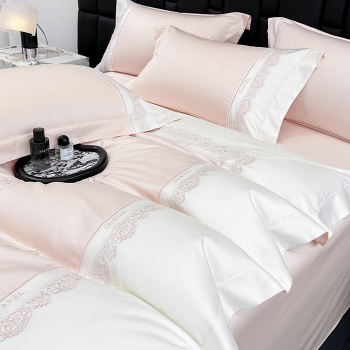 91家纺网 家纺一手货源 找家纺 丞音家纺 2026新款A类少女公主风双股100支贡缎长绒棉四件套刺绣被套绣花床笠高档礼盒装 露熙-冰莓粉