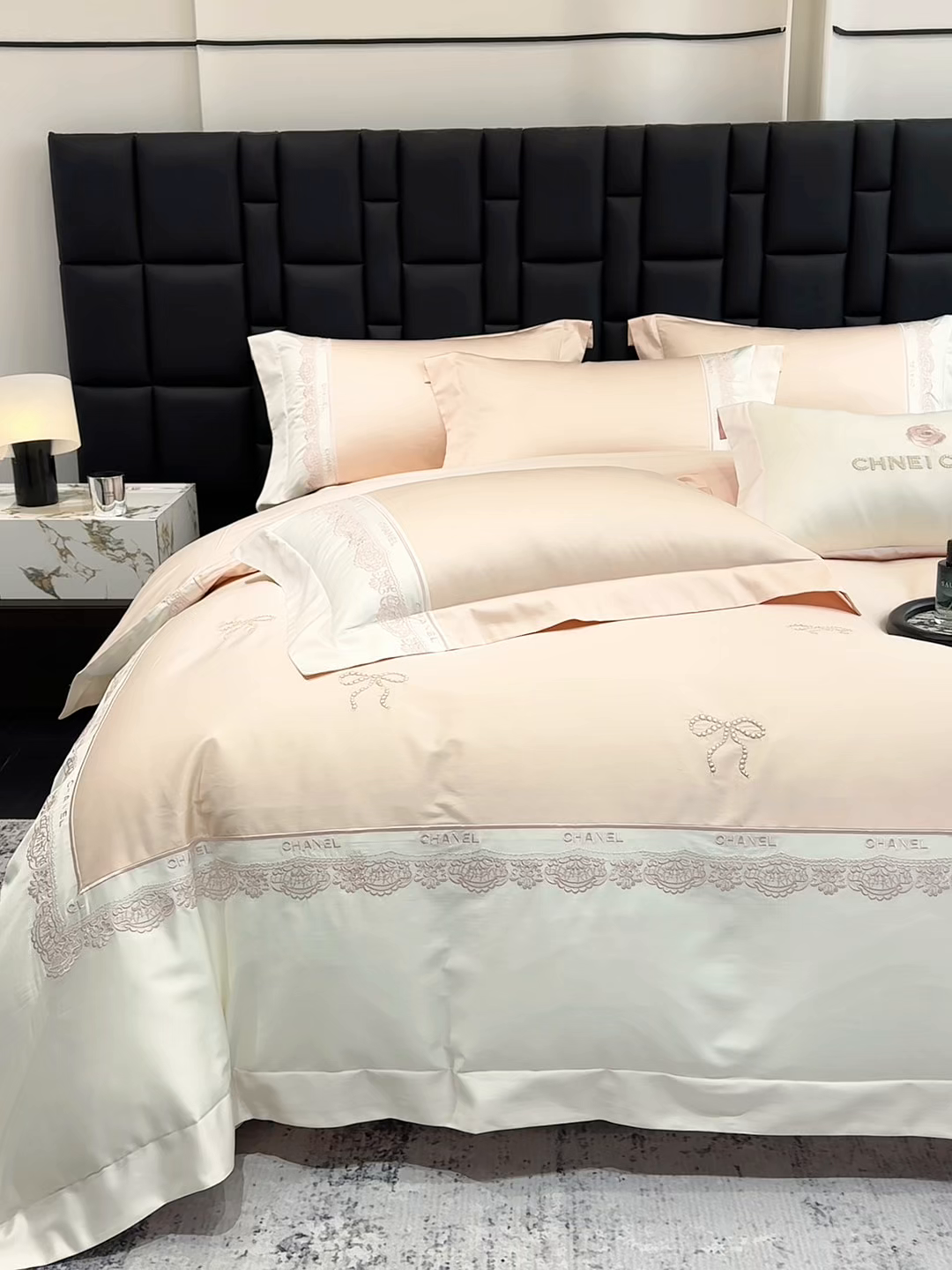 91家纺网 家纺一手货源 找家纺 丞音家纺 2026新款A类少女公主风双股100支贡缎长绒棉四件套刺绣被套绣花床笠高档礼盒装 露熙-冰莓粉