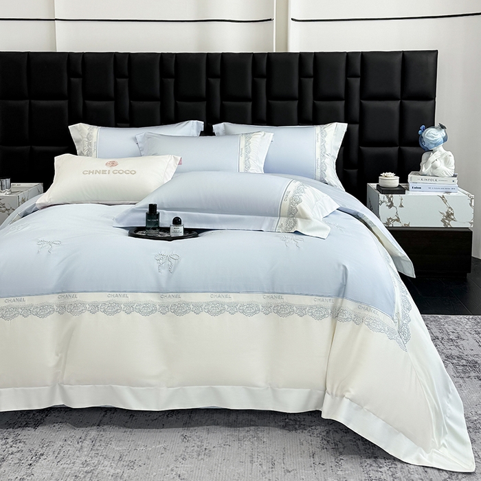 91家纺网 家纺一手货源 找家纺 丞音家纺 2026新款A类少女公主风双股100支贡缎长绒棉四件套刺绣被套绣花床笠高档礼盒装 露熙-迷雾蓝