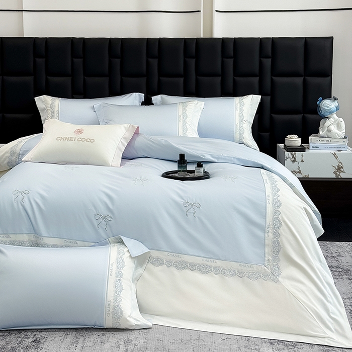 91家纺网 家纺一手货源 找家纺 丞音家纺 2026新款A类少女公主风双股100支贡缎长绒棉四件套刺绣被套绣花床笠高档礼盒装 露熙-迷雾蓝