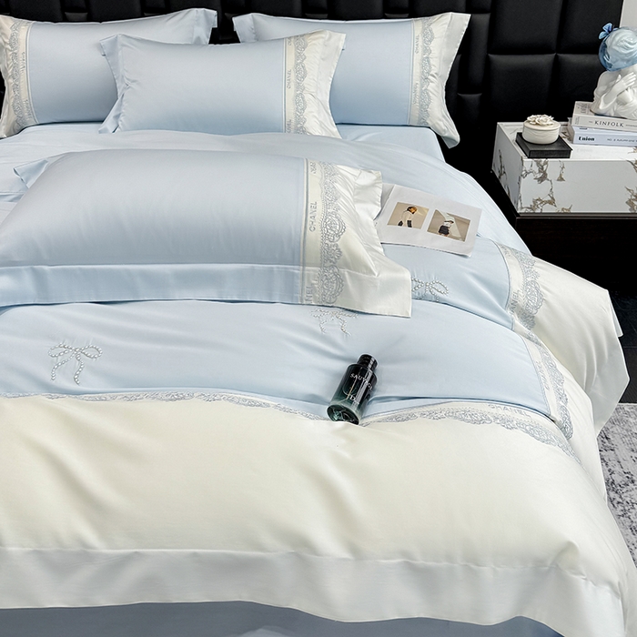 91家纺网 家纺一手货源 找家纺 丞音家纺 2026新款A类少女公主风双股100支贡缎长绒棉四件套刺绣被套绣花床笠高档礼盒装 露熙-迷雾蓝