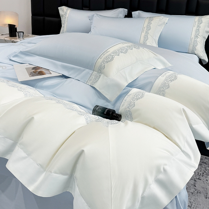 91家纺网 家纺一手货源 找家纺 丞音家纺 2026新款A类少女公主风双股100支贡缎长绒棉四件套刺绣被套绣花床笠高档礼盒装 露熙-迷雾蓝