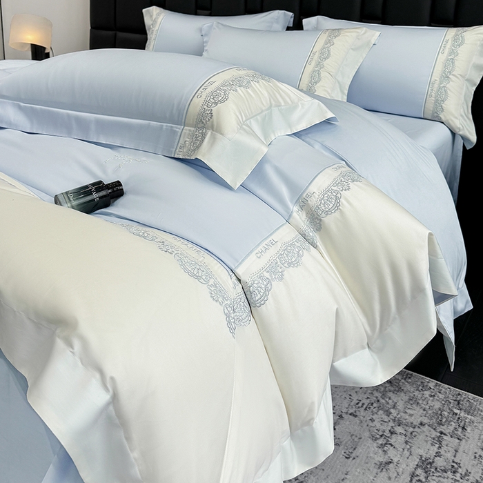 91家纺网 家纺一手货源 找家纺 丞音家纺 2026新款A类少女公主风双股100支贡缎长绒棉四件套刺绣被套绣花床笠高档礼盒装 露熙-迷雾蓝