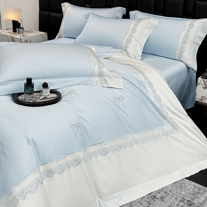 91家纺网 家纺一手货源 找家纺 丞音家纺 2026新款A类少女公主风双股100支贡缎长绒棉四件套刺绣被套绣花床笠高档礼盒装 露熙-迷雾蓝