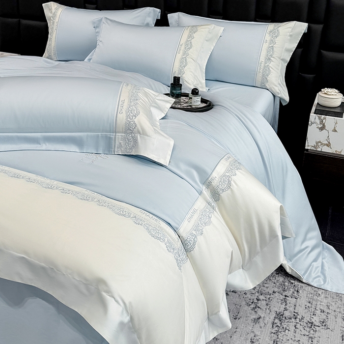 91家纺网 家纺一手货源 找家纺 丞音家纺 2026新款A类少女公主风双股100支贡缎长绒棉四件套刺绣被套绣花床笠高档礼盒装 露熙-迷雾蓝