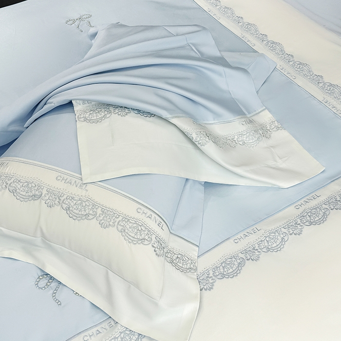 91家纺网 家纺一手货源 找家纺 丞音家纺 2026新款A类少女公主风双股100支贡缎长绒棉四件套刺绣被套绣花床笠高档礼盒装 露熙-迷雾蓝