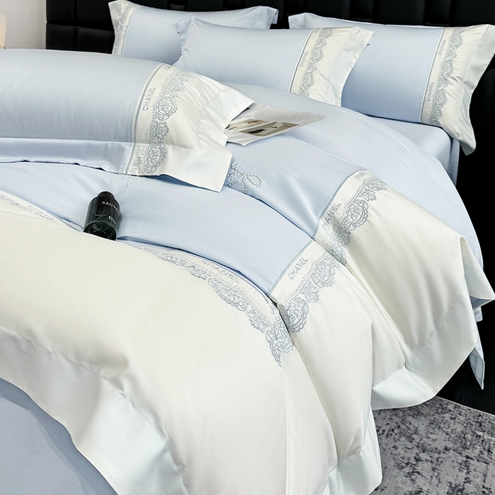 91家纺网 家纺一手货源 找家纺 丞音家纺 2026新款A类少女公主风双股100支贡缎长绒棉四件套刺绣被套绣花床笠高档礼盒装 露熙-迷雾蓝