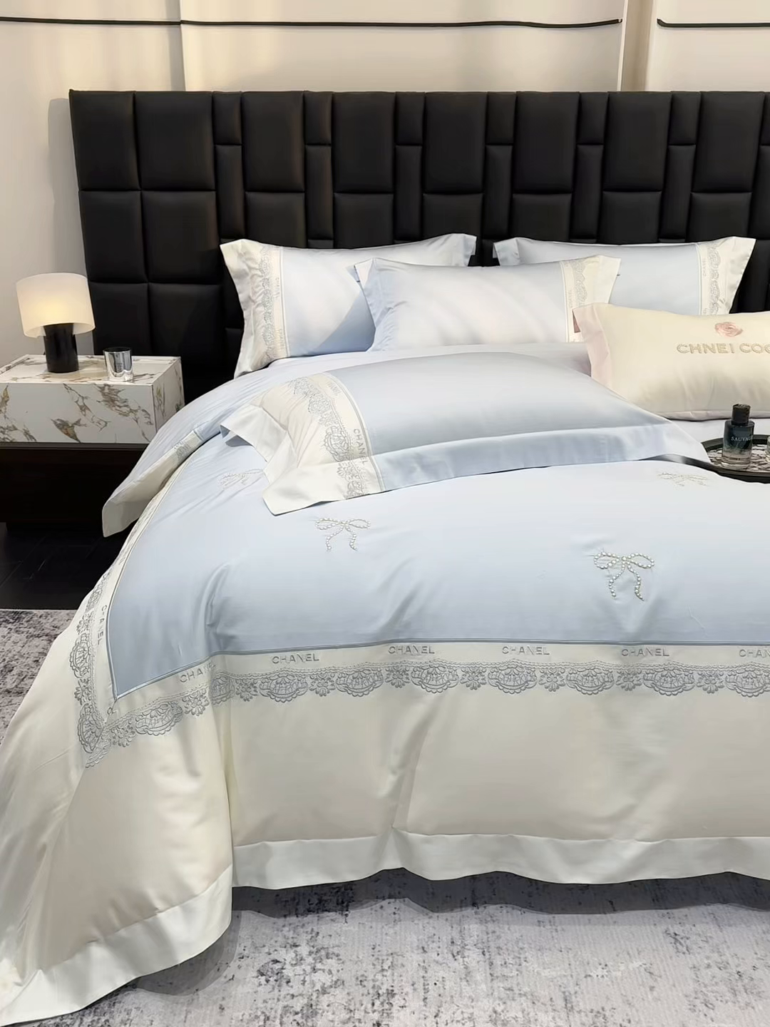 91家纺网 家纺一手货源 找家纺 丞音家纺 2026新款A类少女公主风双股100支贡缎长绒棉四件套刺绣被套绣花床笠高档礼盒装 露熙-迷雾蓝