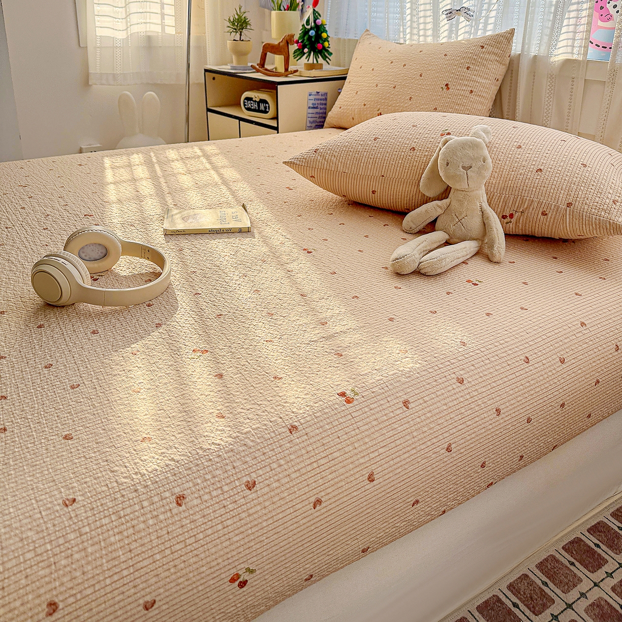 91家纺网 家纺一手货源 找家纺 N先生+V 13814689556 发大图/买家秀 2026春夏新款软糯糯泡芙纱单床笠 床笠单件 樱桃密语（床笠）