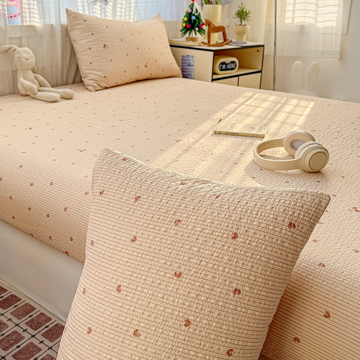 91家纺网 家纺一手货源 找家纺 N先生+V 13814689556 发大图/买家秀 2026春夏新款软糯糯泡芙纱单床笠 床笠单件 樱桃密语（床笠）