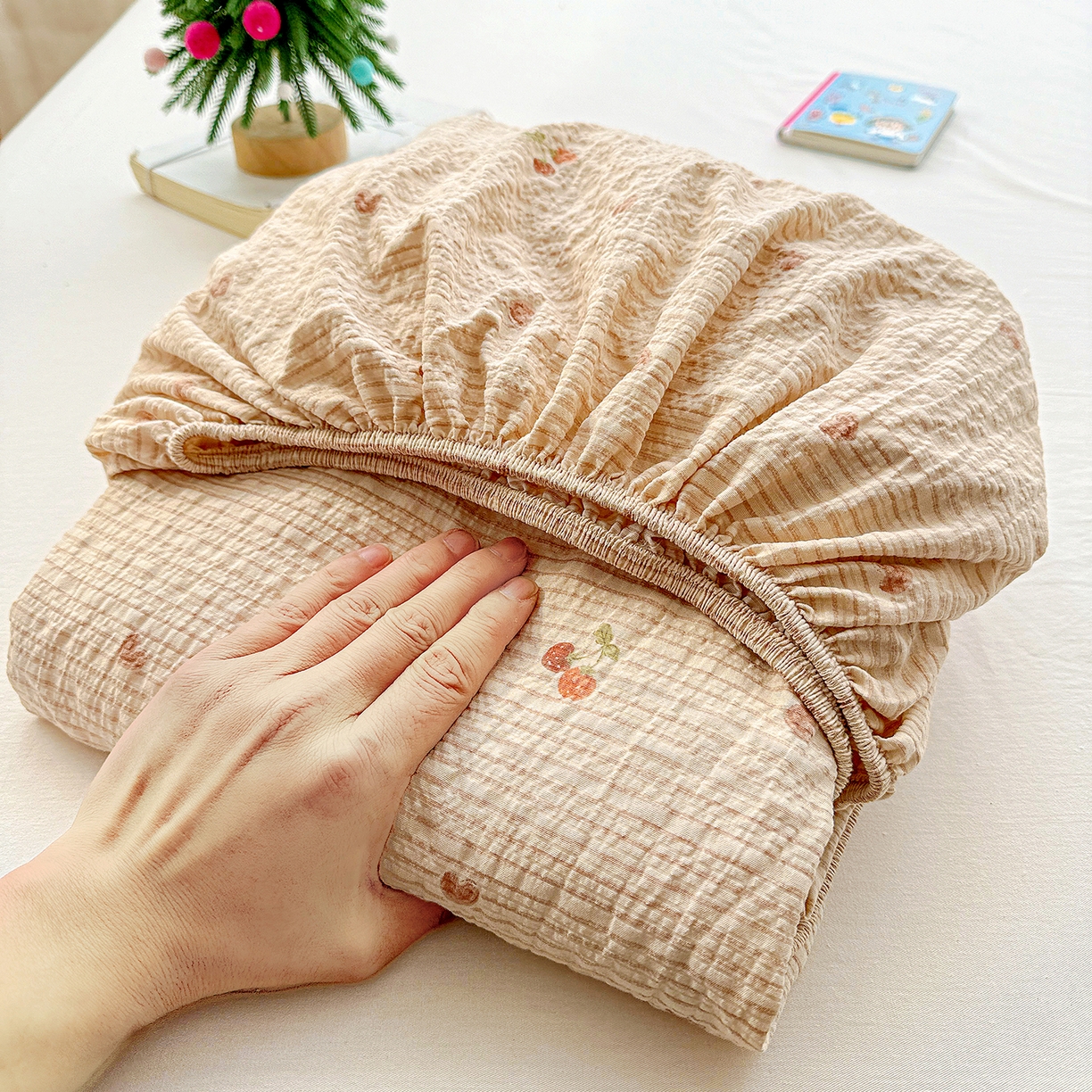 91家纺网 家纺一手货源 找家纺 N先生+V 13814689556 发大图/买家秀 2026春夏新款软糯糯泡芙纱单床笠 床笠单件 樱桃密语（床笠）