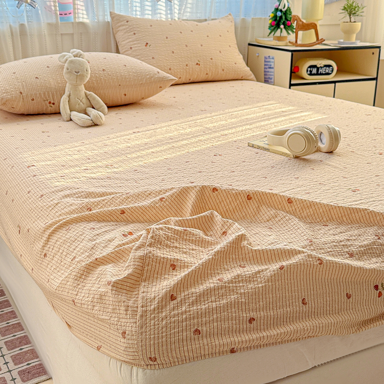 91家纺网 家纺一手货源 找家纺 N先生+V 13814689556 发大图/买家秀 2026春夏新款软糯糯泡芙纱单床笠 床笠单件 樱桃密语（床笠）