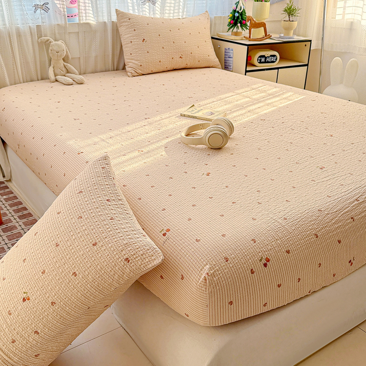 91家纺网 家纺一手货源 找家纺 N先生+V 13814689556 发大图/买家秀 2026春夏新款软糯糯泡芙纱单床笠 床笠单件 樱桃密语（床笠）