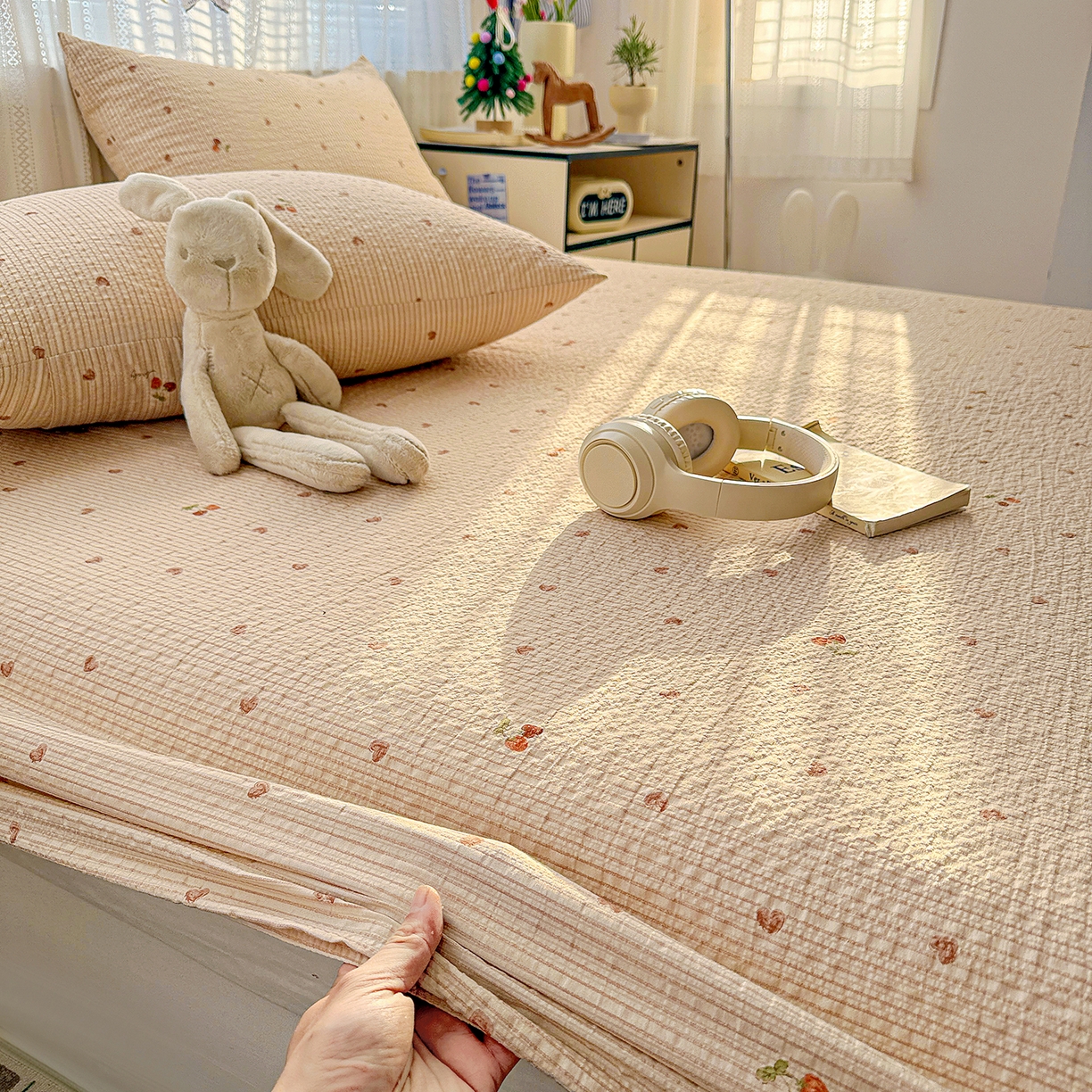 91家纺网 家纺一手货源 找家纺 N先生+V 13814689556 发大图/买家秀 2026春夏新款软糯糯泡芙纱单床笠 床笠单件 樱桃密语（床笠）