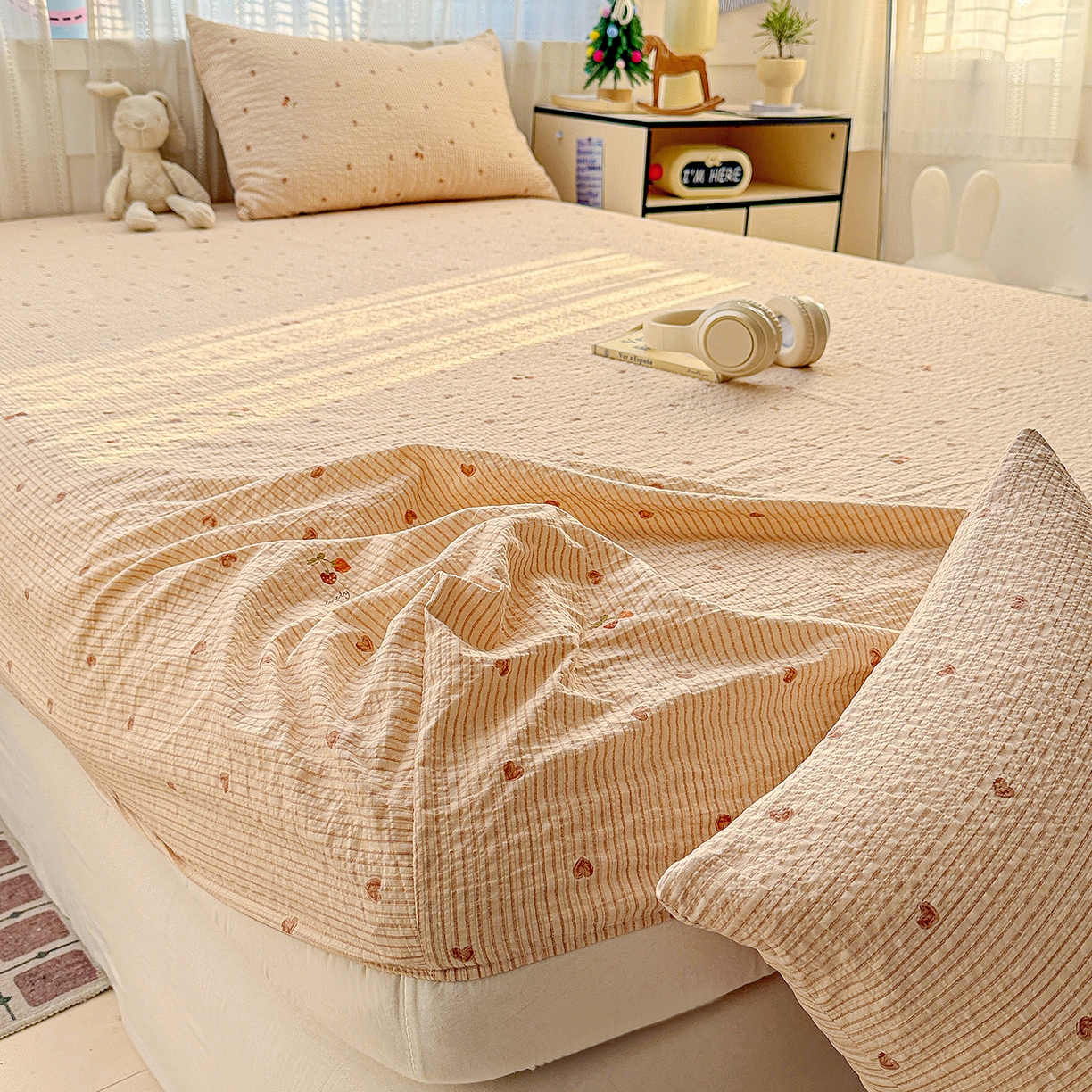 91家纺网 家纺一手货源 找家纺 N先生+V 13814689556 发大图/买家秀 2026春夏新款软糯糯泡芙纱单床笠 床笠单件 樱桃密语（床笠）