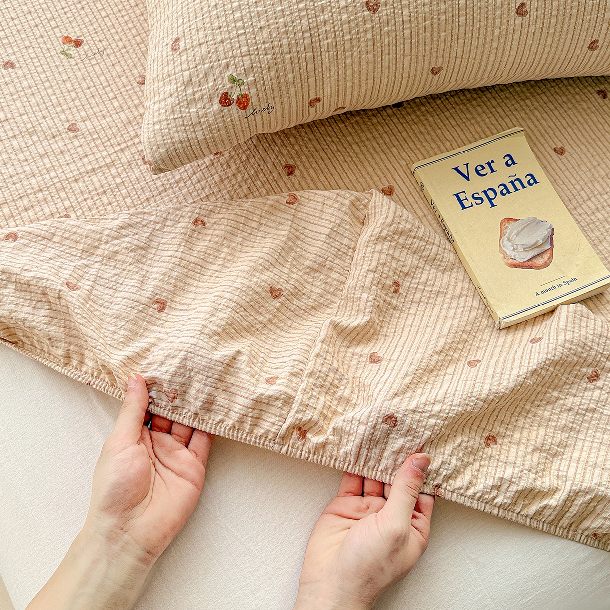 91家纺网 家纺一手货源 找家纺 N先生+V 13814689556 发大图/买家秀 2026春夏新款软糯糯泡芙纱单床笠 床笠单件 樱桃密语（床笠）