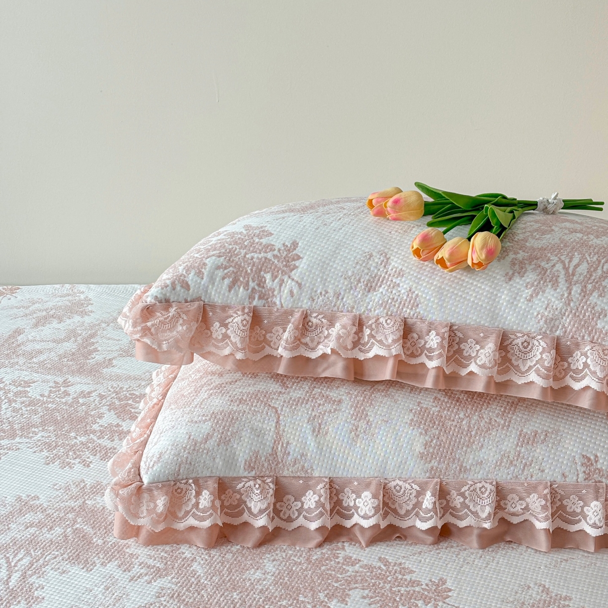 91家纺网 家纺一手货源 找家纺 金艾草 2026新款PE双面提花床裙凉席三件套 清新-粉色