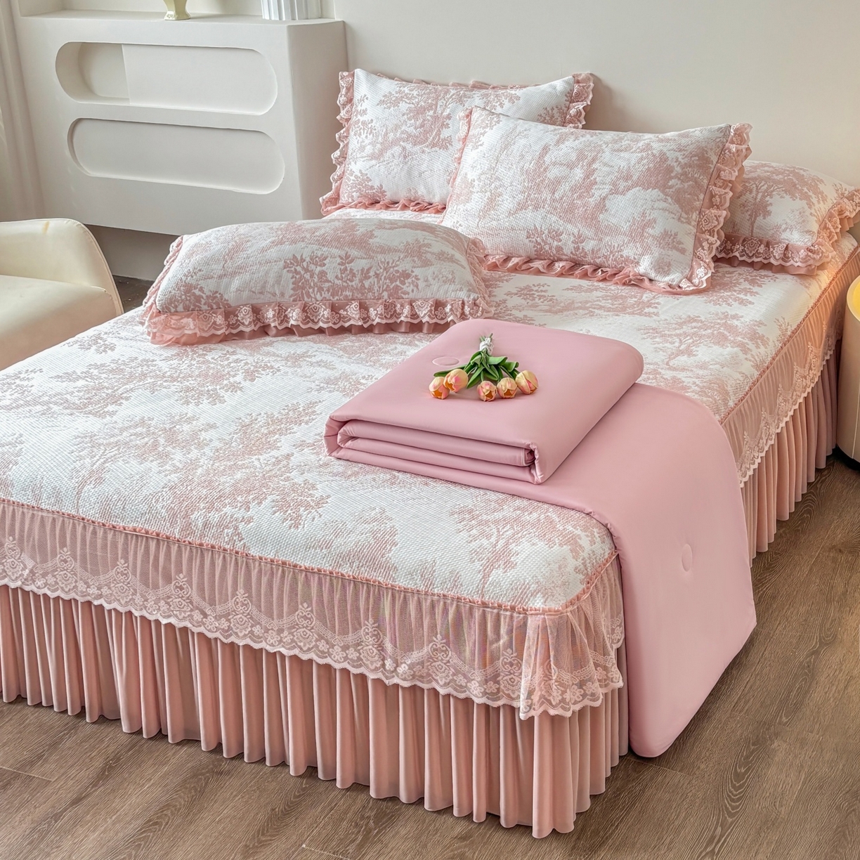 91家纺网 家纺一手货源 找家纺 金艾草 2026新款PE双面提花床裙凉席三件套 清新-粉色