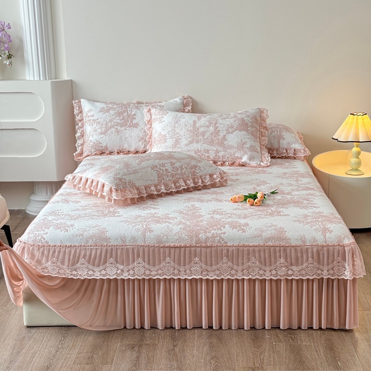 91家纺网 家纺一手货源 找家纺 金艾草 2026新款PE双面提花床裙凉席三件套 清新-粉色