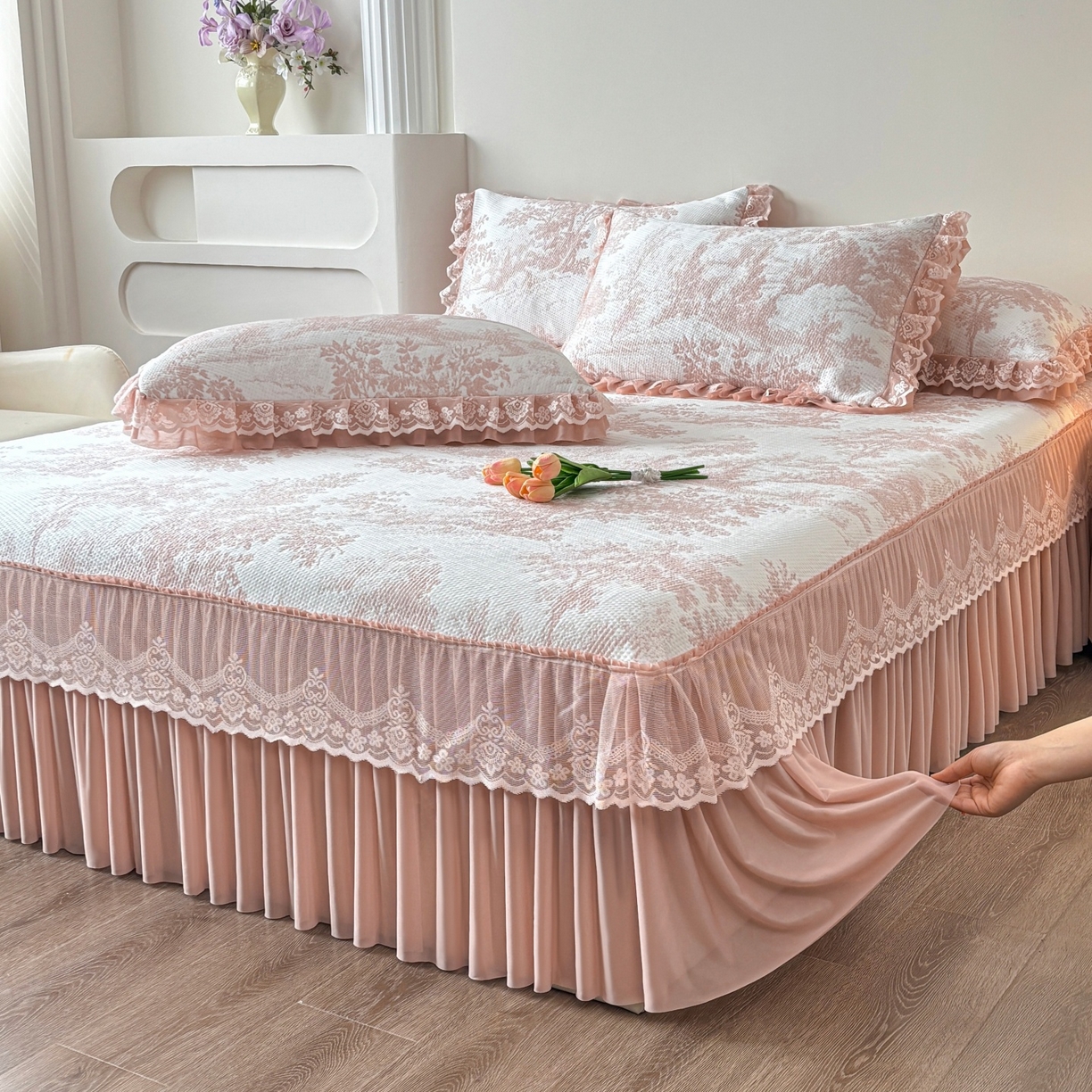 91家纺网 家纺一手货源 找家纺 金艾草 2026新款PE双面提花床裙凉席三件套 清新-粉色