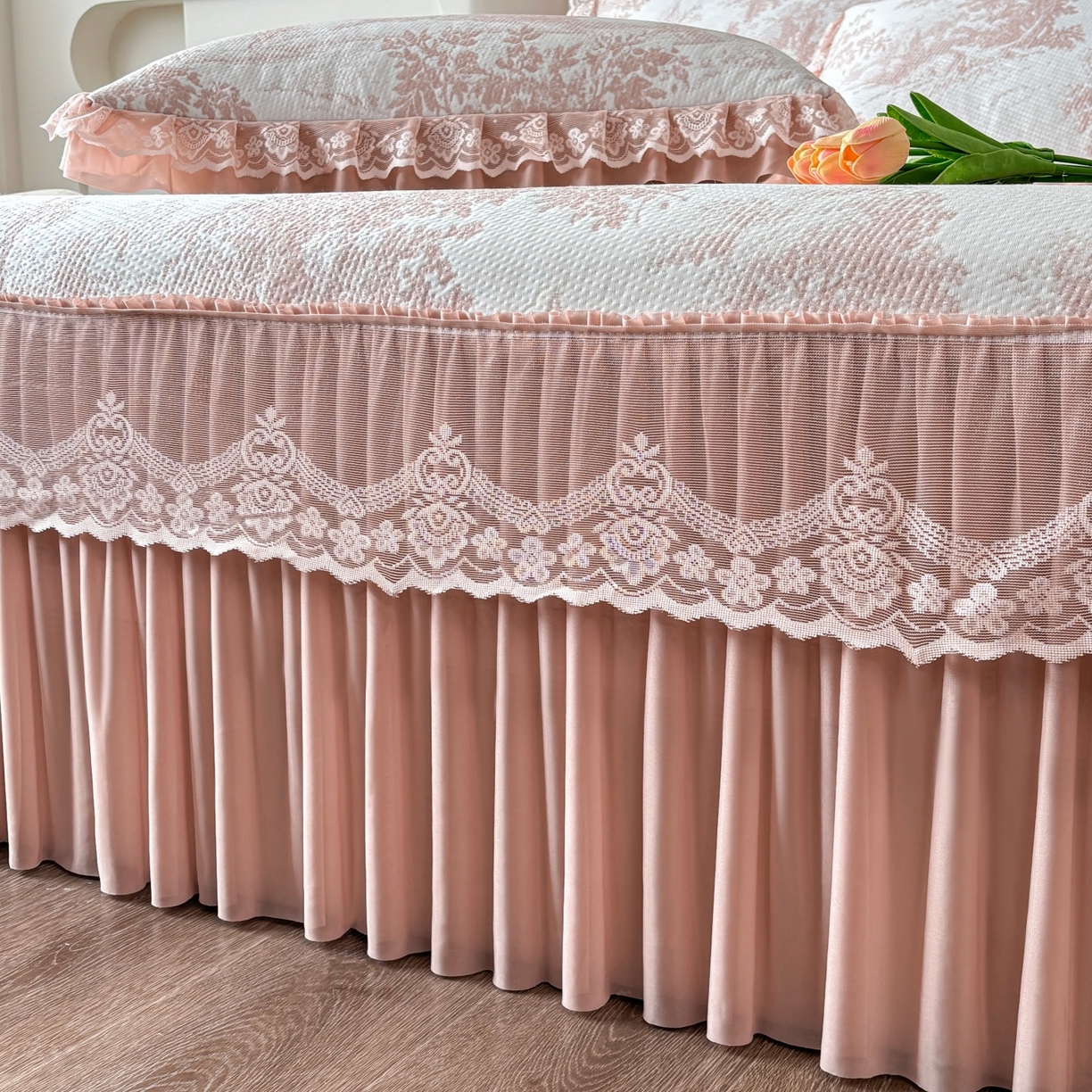 91家纺网 家纺一手货源 找家纺 金艾草 2026新款PE双面提花床裙凉席三件套 清新-粉色