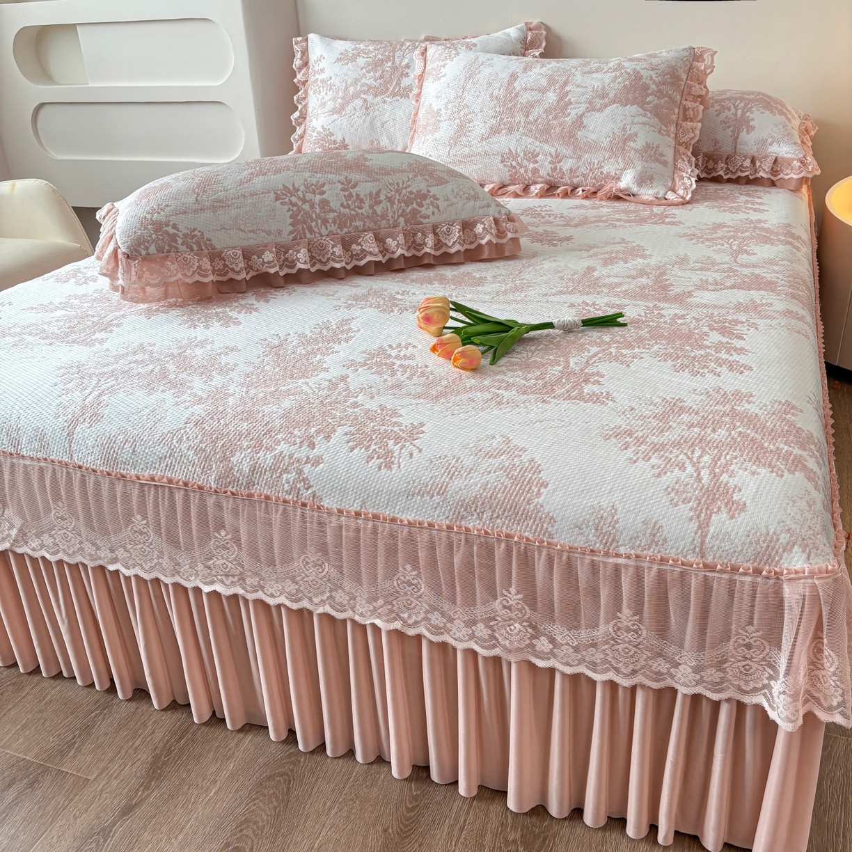 91家纺网 家纺一手货源 找家纺 金艾草 2026新款PE双面提花床裙凉席三件套 清新-粉色