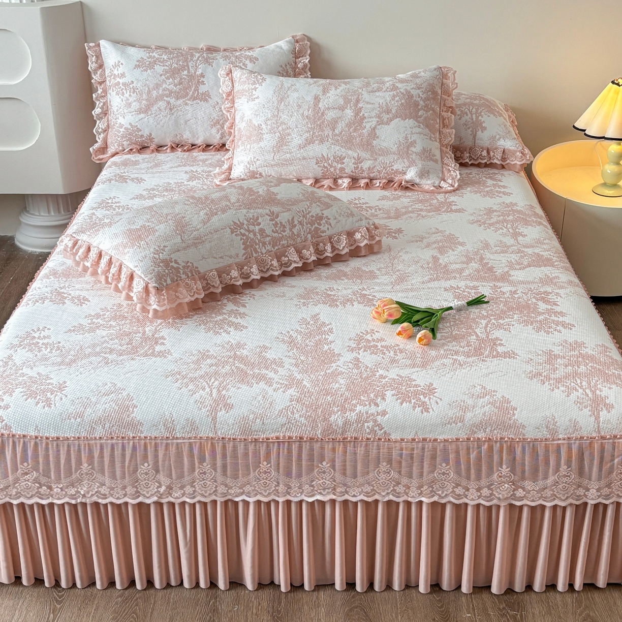 91家纺网 家纺一手货源 找家纺 金艾草 2026新款PE双面提花床裙凉席三件套 清新-粉色