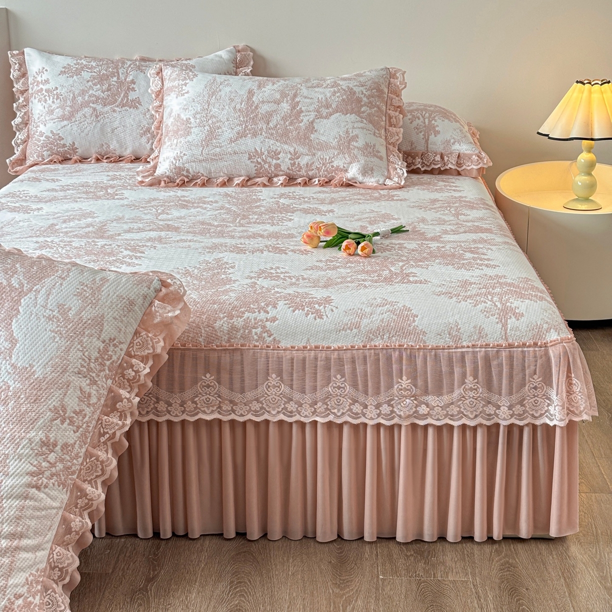 91家纺网 家纺一手货源 找家纺 金艾草 2026新款PE双面提花床裙凉席三件套 清新-粉色