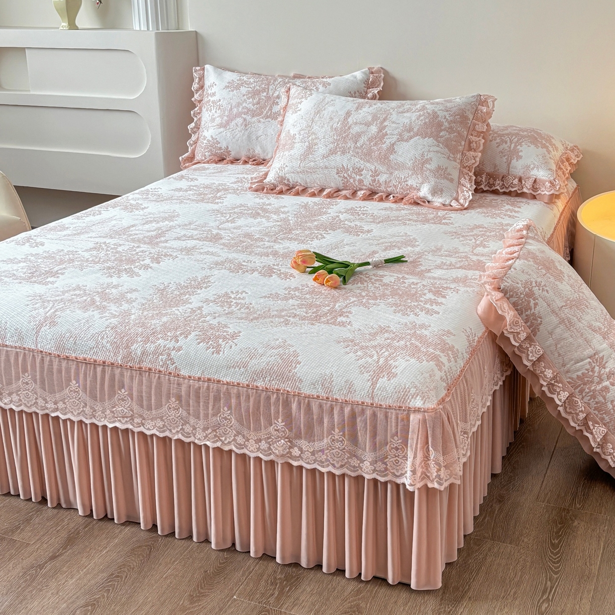 91家纺网 家纺一手货源 找家纺 金艾草 2026新款PE双面提花床裙凉席三件套 清新-粉色