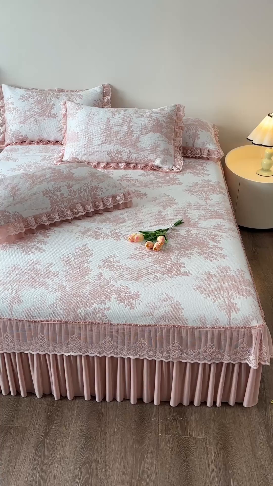 91家纺网 家纺一手货源 找家纺 金艾草 2026新款PE双面提花床裙凉席三件套 清新-粉色